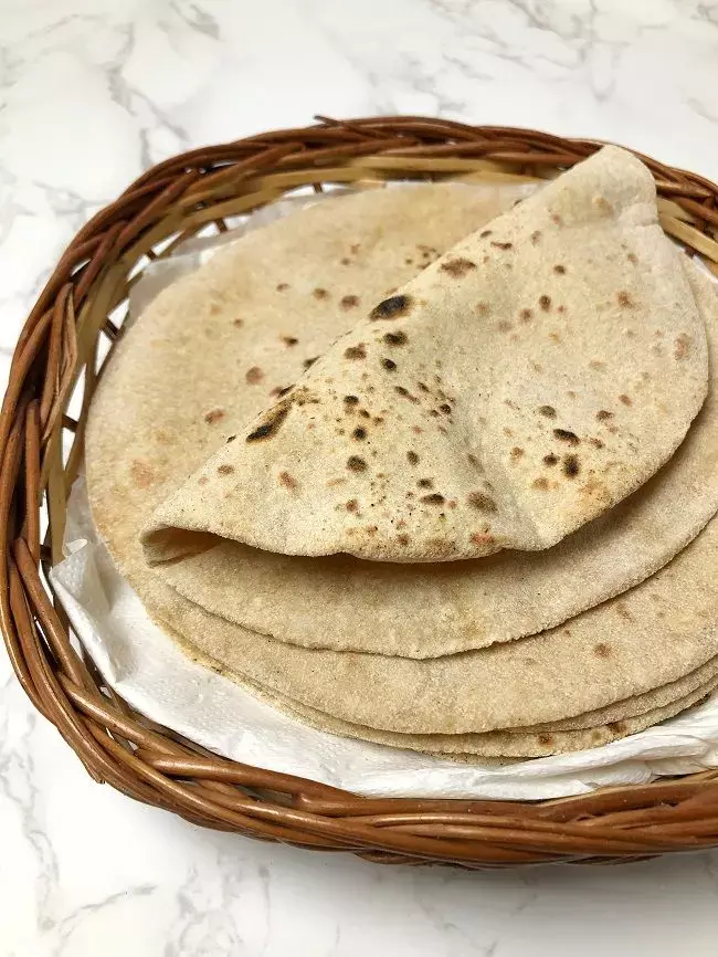 Vastu Tips For Roti: रोटी बनाते समय भूलकर भी न करें ये गलतियां! वरना मां लक्ष्मी हो जाएगी नाराज