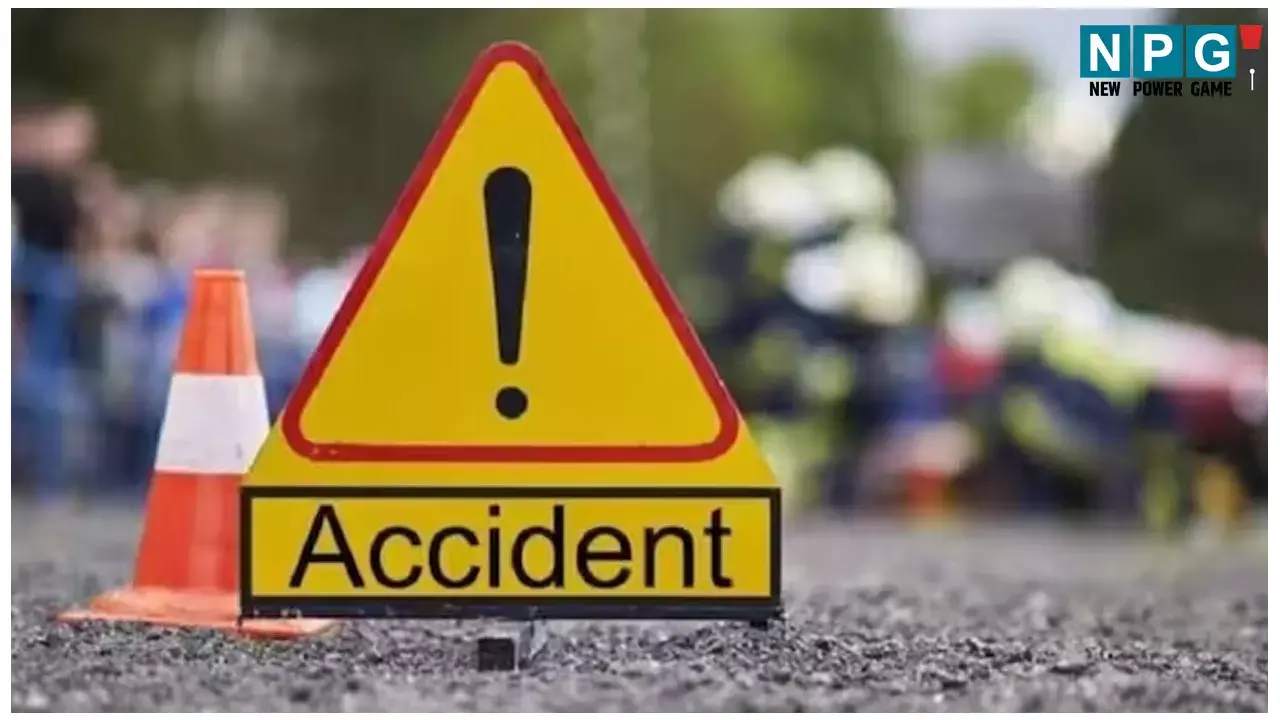 Mirzapur Road Accident: गर्भवती को ले जा रही एंबुलेंस पर पलटा गिट्टी से भरा ट्रक