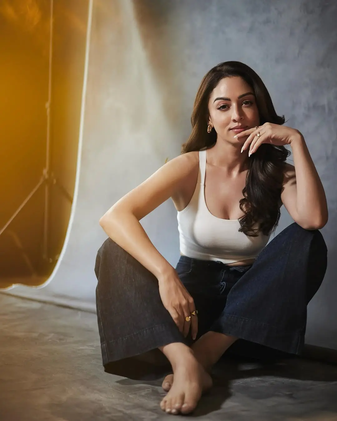 ‘दबंग 2’ की एक्ट्रेस Sandeepa Dhar ने वाइट टॉप, ब्लैक जींस में दिलकश अदाओं से लूटा फैंस का दिल...