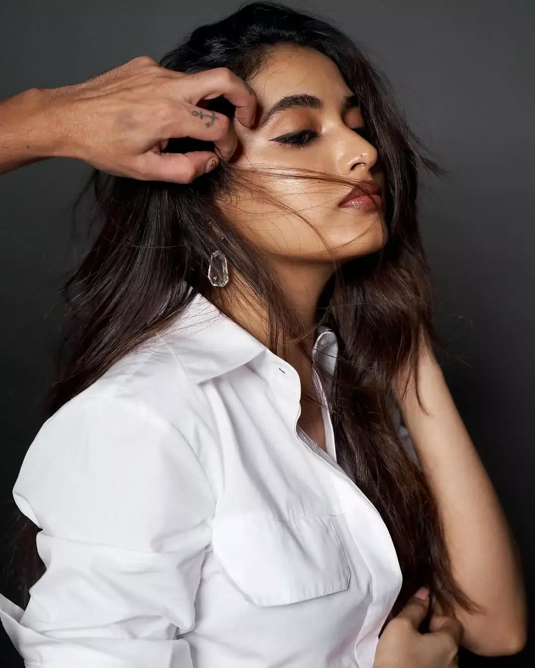 वाइट शर्ट पहन Priyanka Arul Mohan ने लगाई बोल्डनेस का तड़का, देखिए...