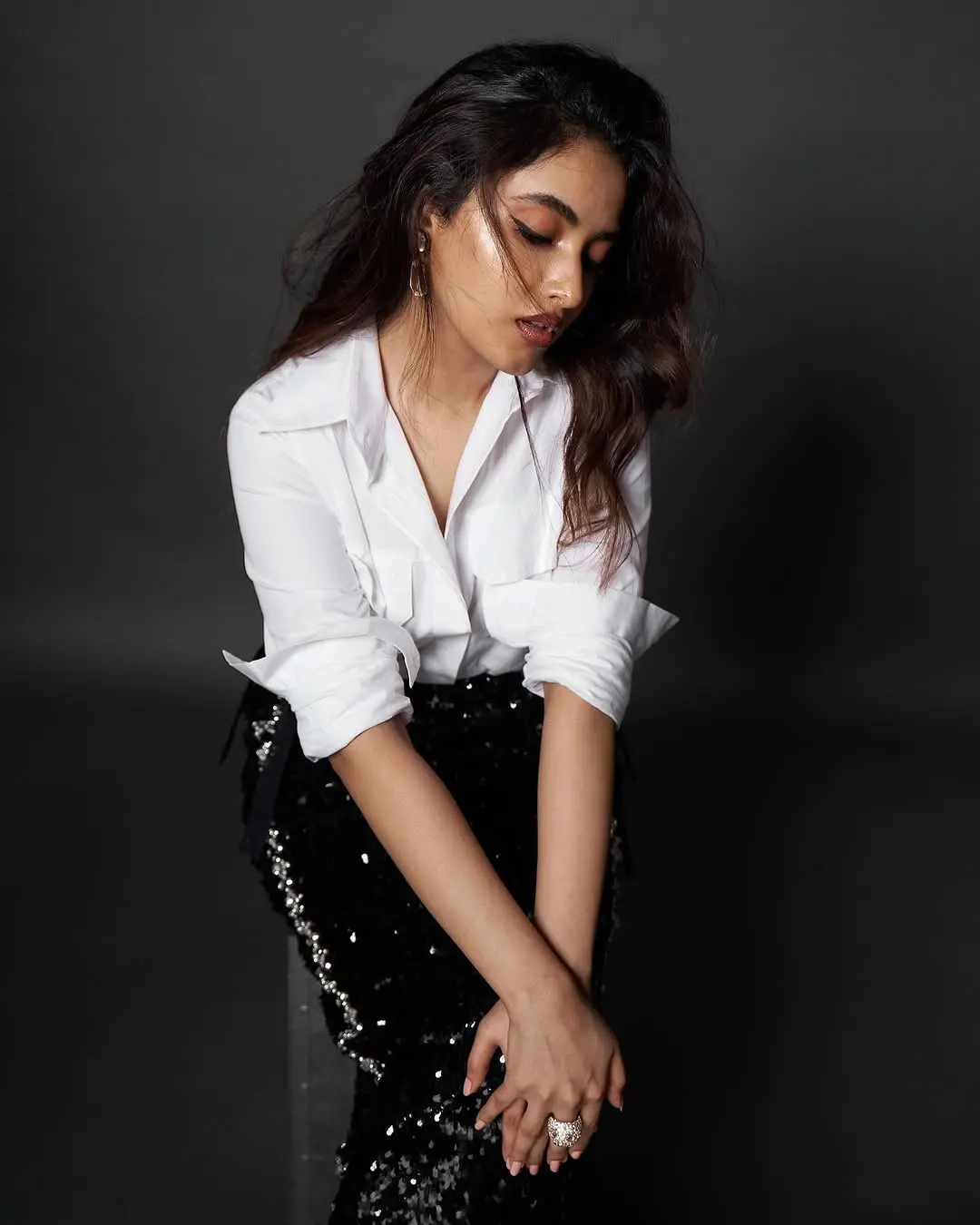 वाइट शर्ट पहन Priyanka Arul Mohan ने लगाई बोल्डनेस का तड़का, देखिए...