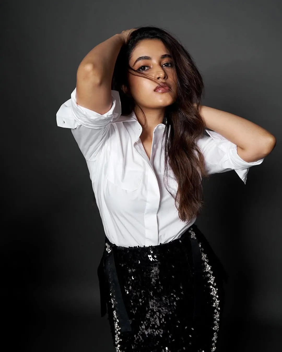 वाइट शर्ट पहन Priyanka Arul Mohan ने लगाई बोल्डनेस का तड़का, देखिए...
