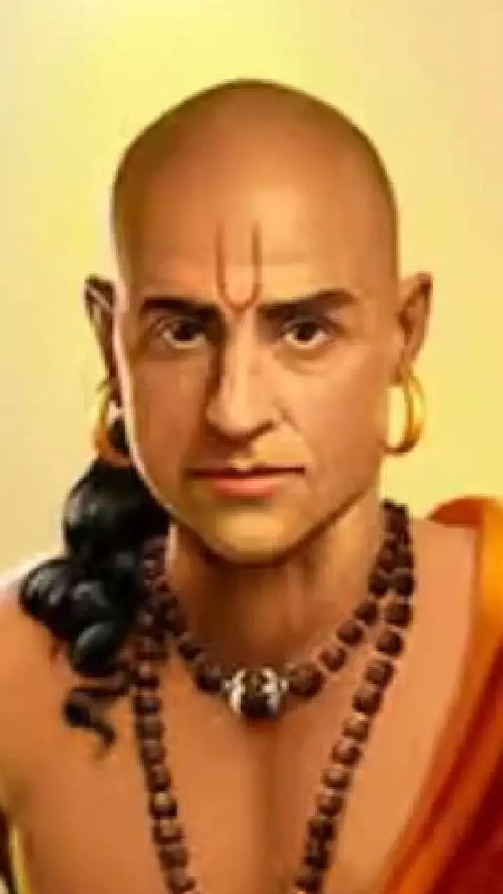 Chanakya Niti: पीठ पीछे बुराई करने वाले होते हैं विश्वासघाती, जानिए क्या कहती है चाणक्य नीति