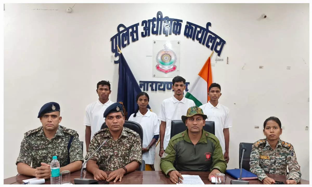 Narayanpur News: लाखों के ईनामी चार माओवादियों ने किया आत्मसमर्पण... Narayanpur News: लाखों के ईनामी चार माओवादियों ने किया आत्मसमर्पण...