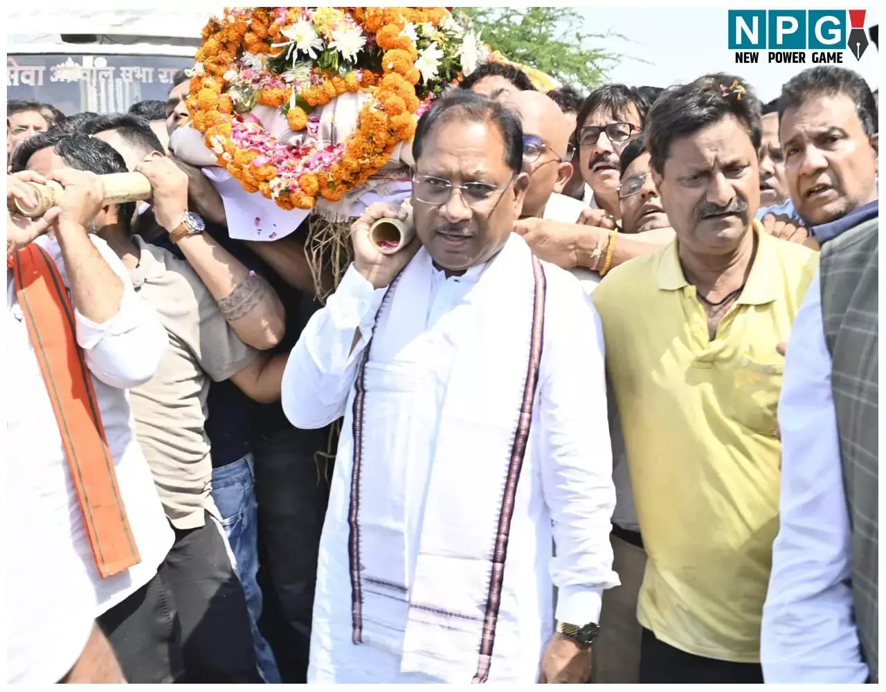 CM Vishnudeo Sai: मुंबई दौरा रद्द कर सीएम पहुंचे रायपुर, आतंकी हमले में मारे गए दिनेश मिरानिया की अंत्येष्टि में शामिल हुए और शव को दिया कंधा... CM Vishnudeo Sai: मुंबई दौरा रद्द कर सीएम पहुंचे रायपुर, आतंकी हमले में मारे गए दिनेश मिरानिया की अंत्येष्टि में शामिल हुए और शव को दिया कंधा...