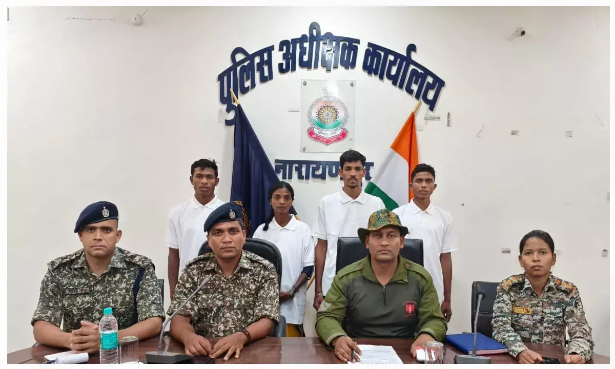 Narayanpur News: लाखों के ईनामी चार माओवादियों ने किया आत्मसमर्पण... Narayanpur News: लाखों के ईनामी चार माओवादियों ने किया आत्मसमर्पण...