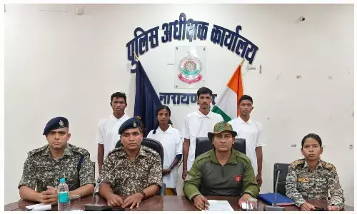 Narayanpur News: लाखों के ईनामी चार माओवादियों ने किया आत्मसमर्पण...