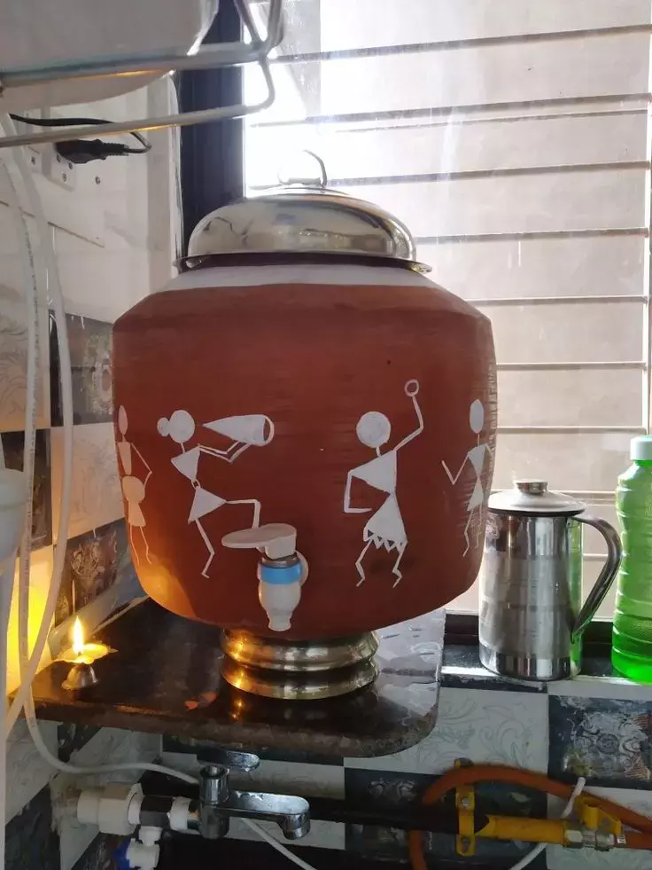 Vastu Tips For Matka: घर की किस दिशा में रखना चाहिए पानी का मटका? जान लें सही नियम
