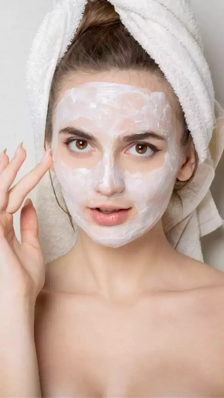 Dahi For Glowing Skin: गर्मी में चेहरे को दें ठंडक और निखार, दही से ऐसे बनाएं असरदार फेसपैक