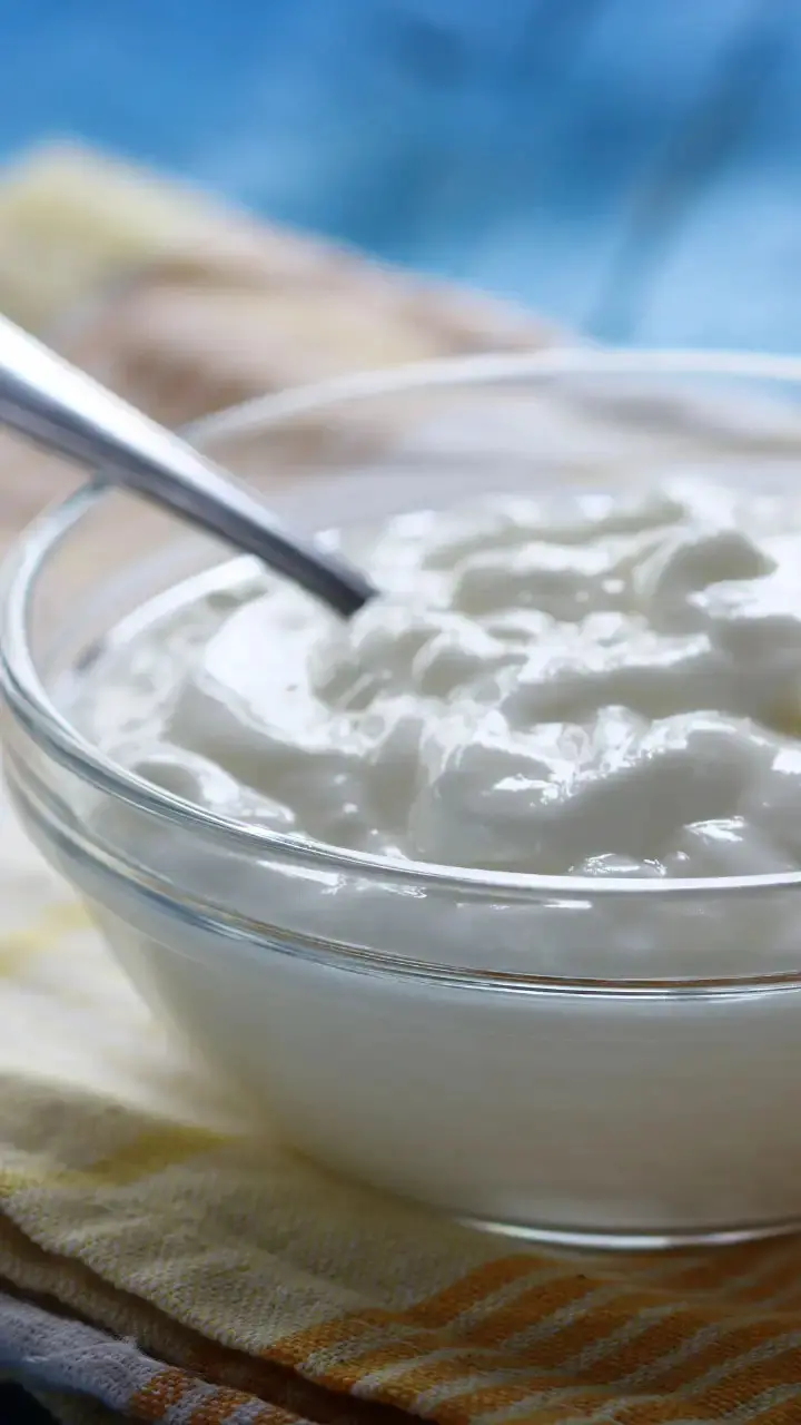 Dahi For Glowing Skin: गर्मी में चेहरे को दें ठंडक और निखार, दही से ऐसे बनाएं असरदार फेसपैक