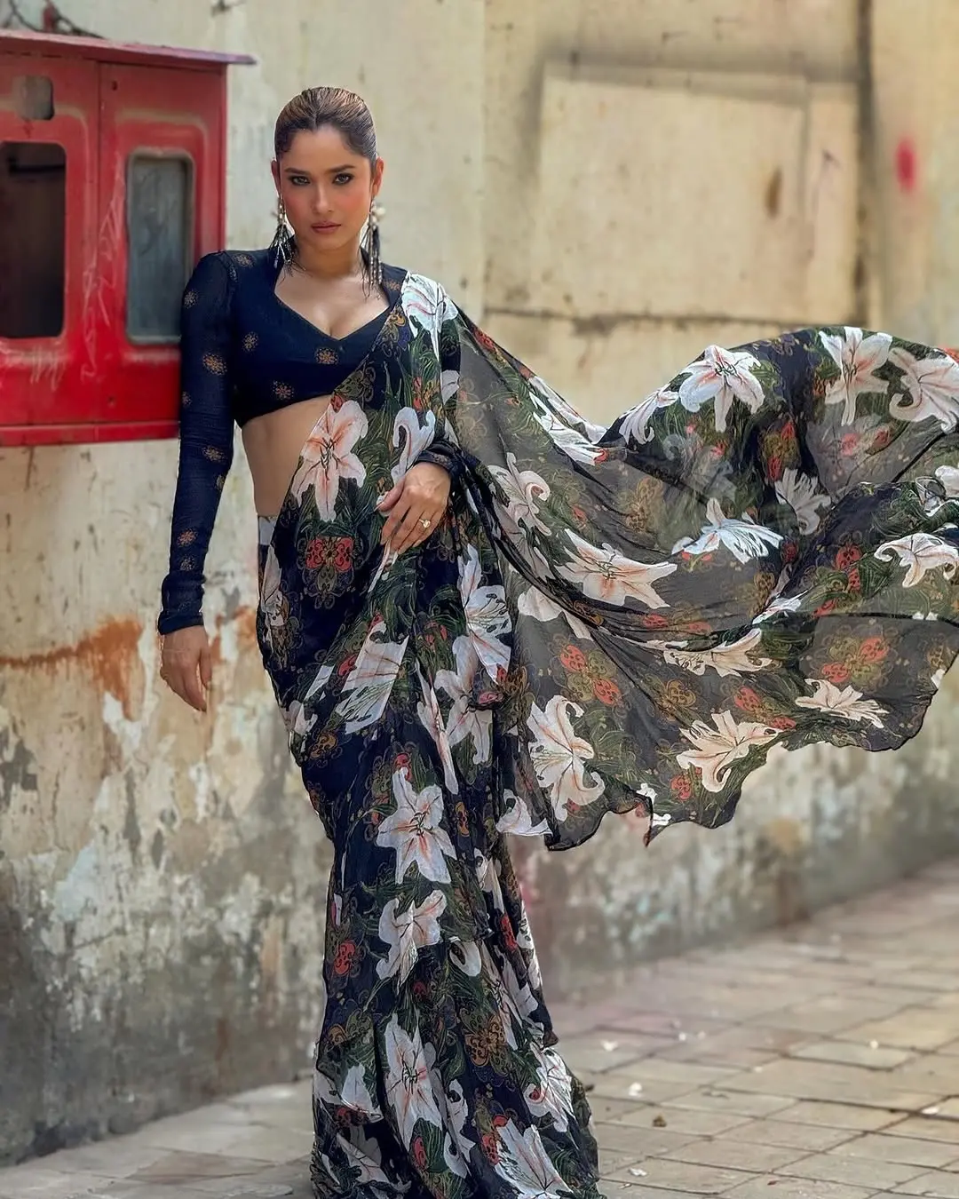 कैमरे के सामने Ankita Lokhande ने गिराया साड़ी का पल्लू, फिर दिए ऐसे हॉट पोज...