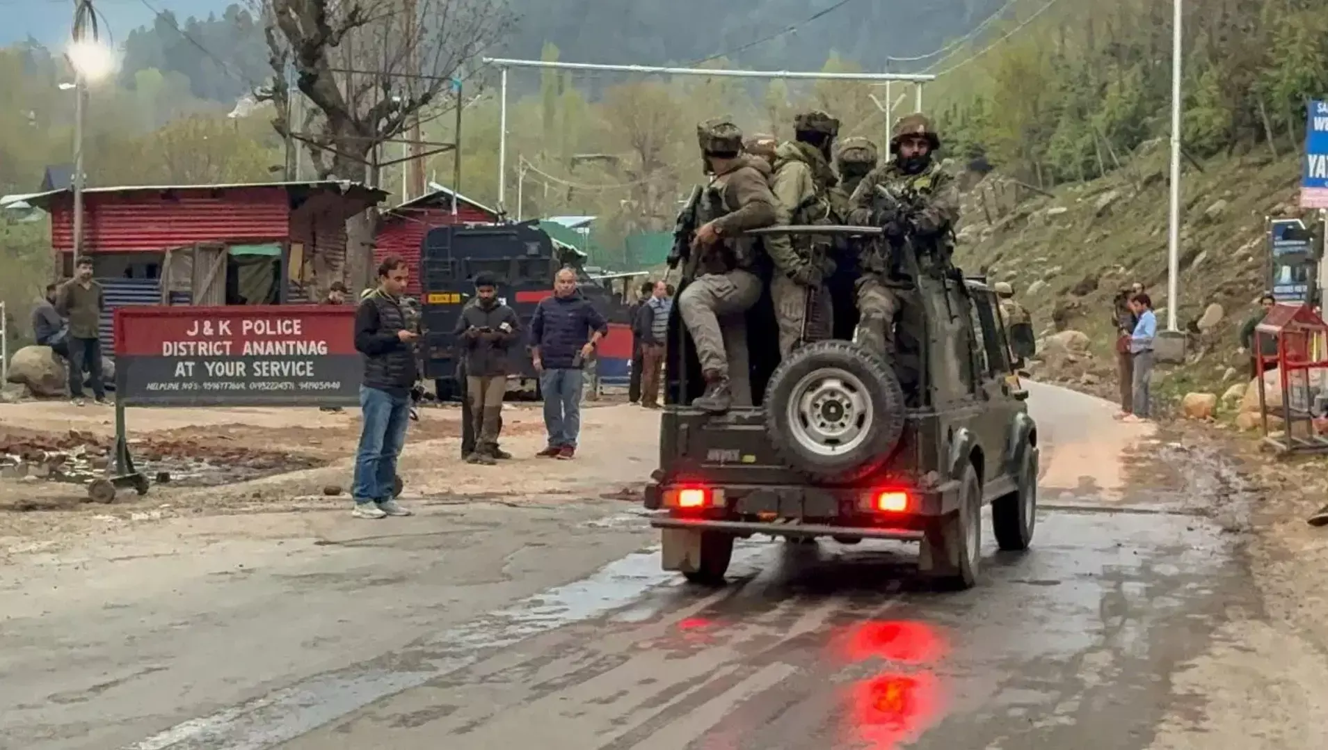 Pahalgam Attack Update: पहलगाम अटैक के बाद बड़ी कार्रवाई, जम्मू-कश्मीर में 6 आतंकियों के घरों पर चला बुलडोज़र, LoC पर पाक की गोलीबारी, सेना ने किया पलटवार Pahalgam Attack Update: पहलगाम अटैक के बाद बड़ी कार्रवाई, जम्मू-कश्मीर में 6 आतंकियों के घरों पर चला बुलडोज़र, LoC पर पाक की गोलीबारी, सेना ने किया पलटवार