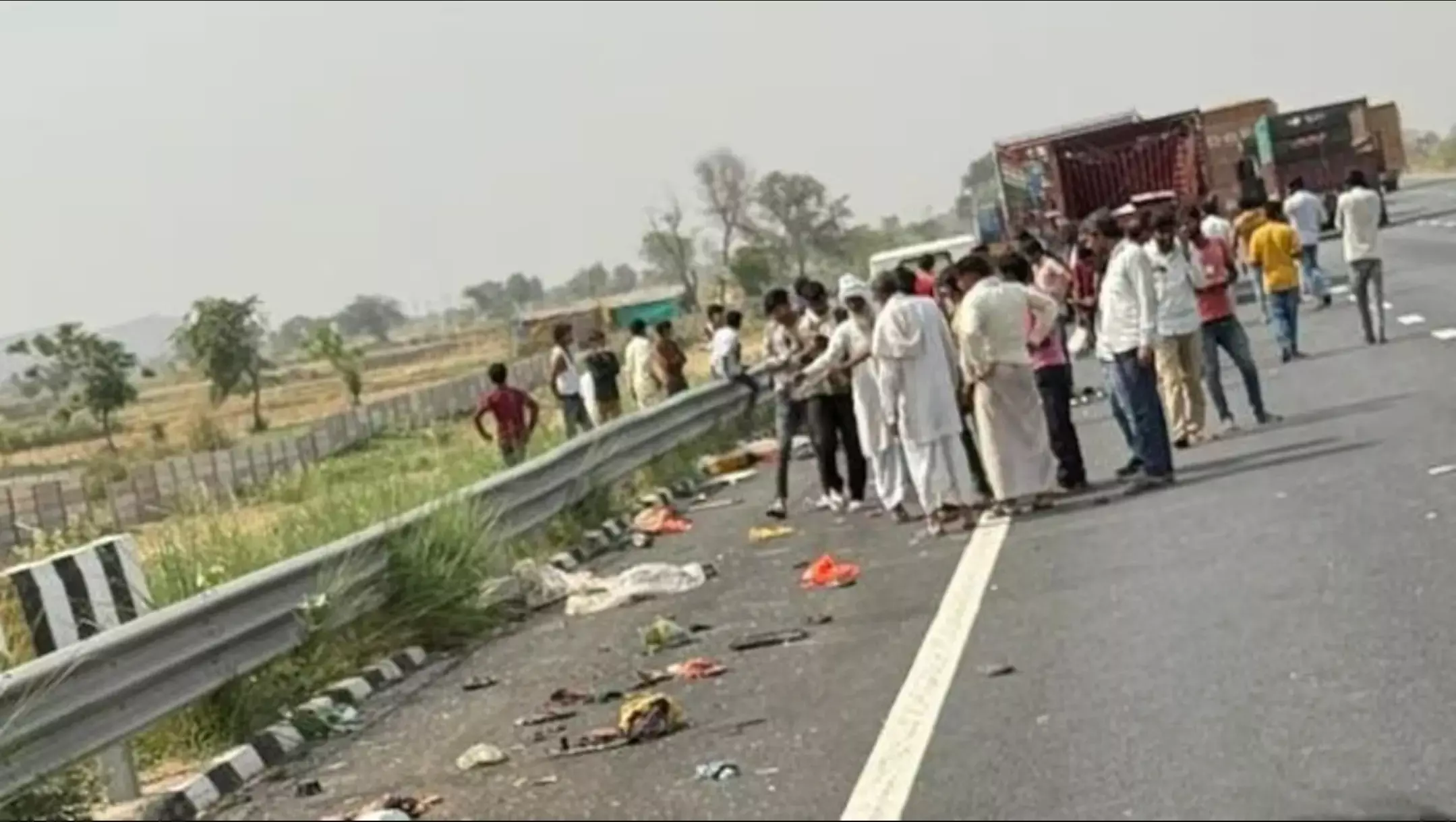 Delhi-Mumbai Expressway: दिल्ली-मुंबई एक्सप्रेसवे पर भीषण सड़क हादसा, 6 सफाई कर्मचारियों की मौत, 5 घायल, आरोपी ड्राइवर फरार Delhi-Mumbai Expressway: दिल्ली-मुंबई एक्सप्रेसवे पर भीषण सड़क हादसा, 6 सफाई कर्मचारियों की मौत, 5 घायल, आरोपी ड्राइवर फरार