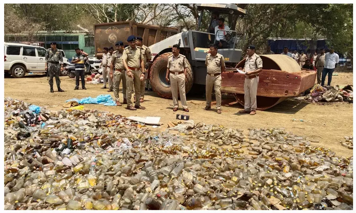 Raipur News: 1.20 करोड़ की शराब पर चला बुलडोजर, एसएसपी रहे मौजूद... Raipur News: 1.20 करोड़ की शराब पर चला बुलडोजर, एसएसपी रहे मौजूद...