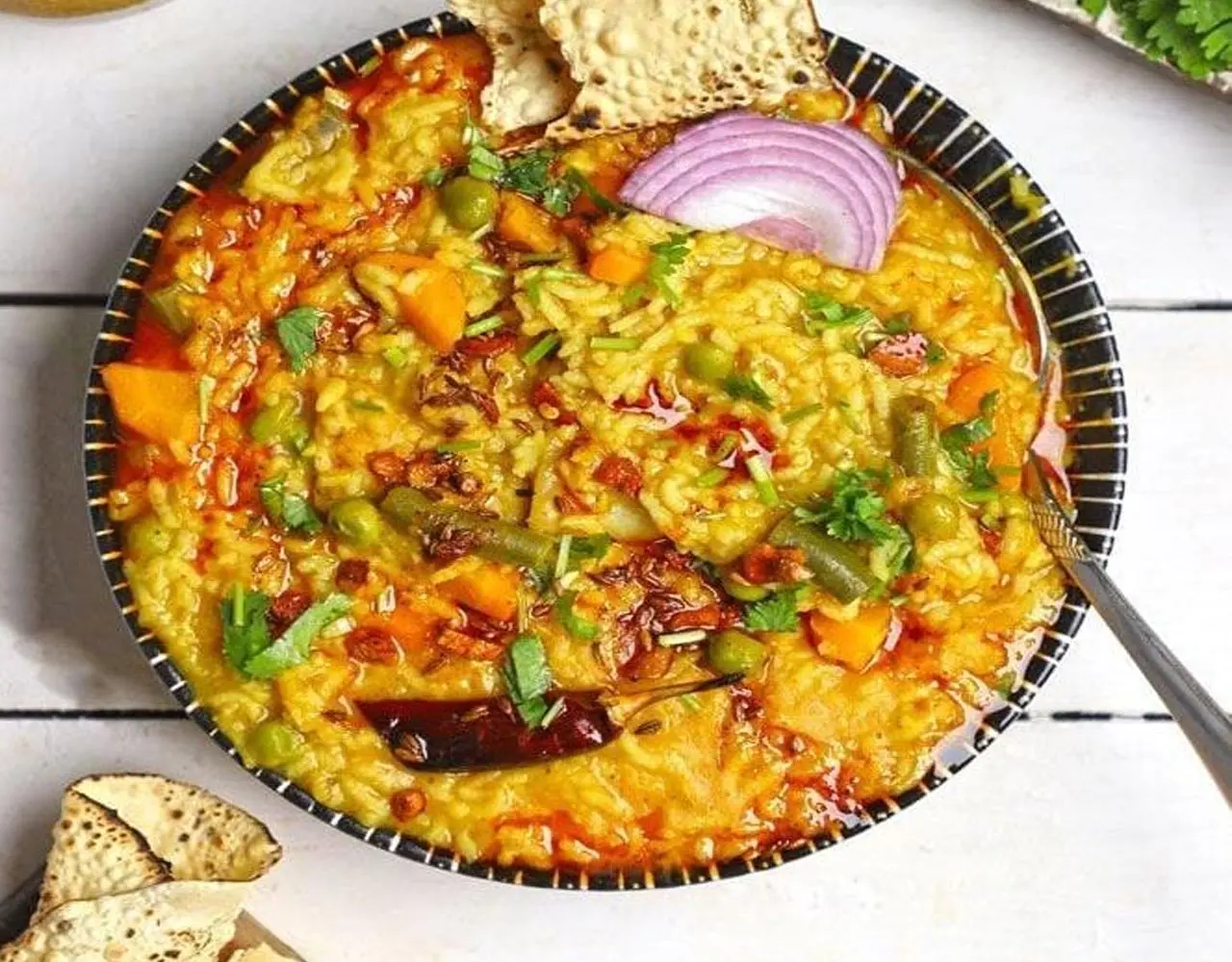 Garmi Me Khichdi Khane Ke Fayde: खिचड़ी है गर्मियों का सुपरफूड, जानिए इसके कमाल के फायदे... Garmi Me Khichdi Khane Ke Fayde: खिचड़ी है गर्मियों का सुपरफूड, जानिए इसके कमाल के फायदे...