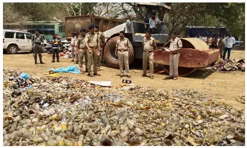 Raipur News: 1.20 करोड़ की शराब पर चला बुलडोजर, एसएसपी रहे मौजूद...
