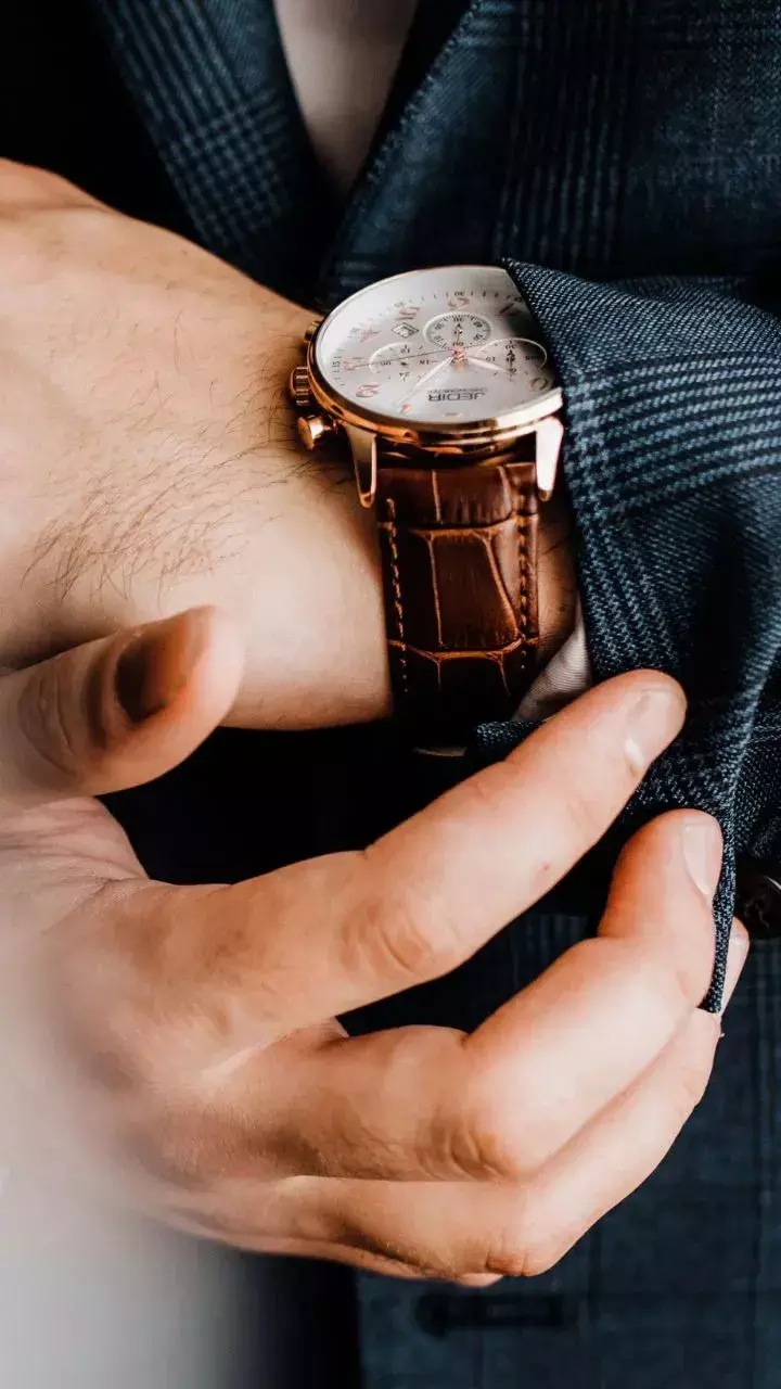 Vastu Tips For Wristwatch: सही घड़ी पहनना बदल सकता है किस्मत, जानें जरूरी नियम