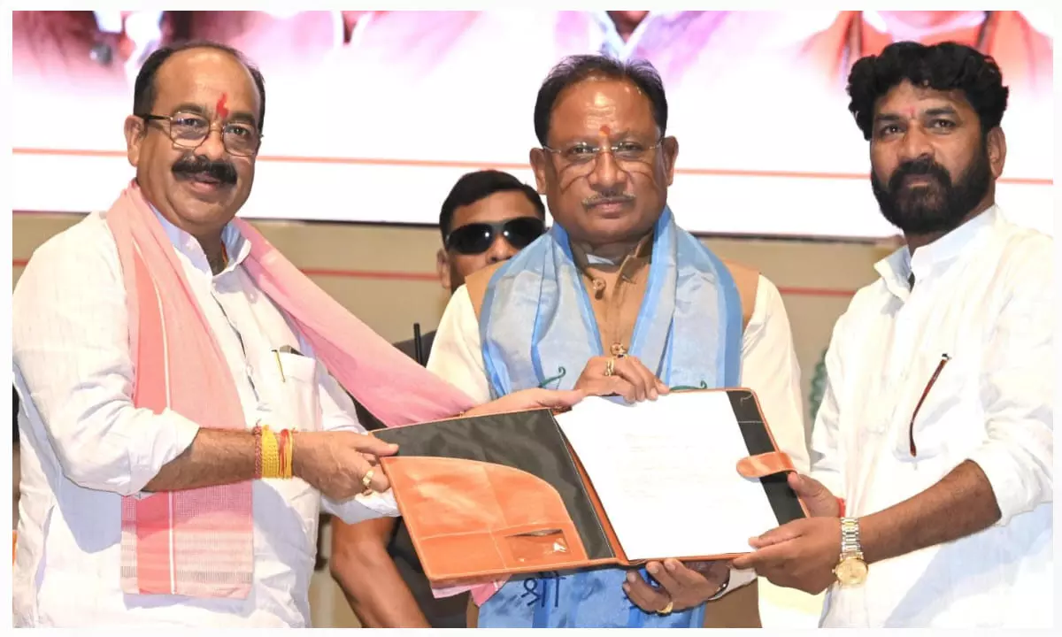 मुख्यमंत्री विष्णु देव साय तेलघानी विकास बोर्ड के अध्यक्ष के पदभार ग्रहण समारोह में हुए शामिल, बोले-तिलहन फसलों को बढ़ावा देने में बोर्ड एवं साहू समाज की अहम भूमिका मुख्यमंत्री विष्णु देव साय तेलघानी विकास बोर्ड के अध्यक्ष के पदभार ग्रहण समारोह में हुए शामिल, बोले-तिलहन फसलों को बढ़ावा देने में बोर्ड एवं साहू समाज की अहम भूमिका