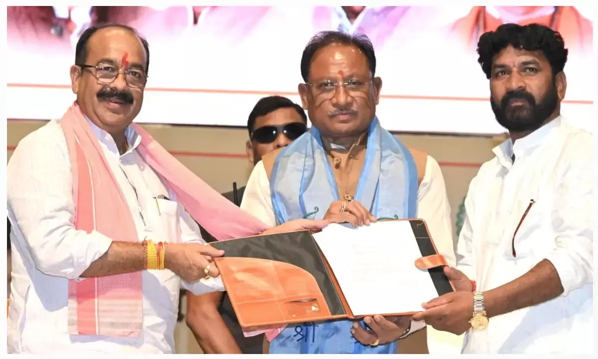 मुख्यमंत्री विष्णु देव साय तेलघानी विकास बोर्ड के अध्यक्ष के पदभार ग्रहण समारोह में हुए शामिल, बोले-तिलहन फसलों को बढ़ावा देने में बोर्ड एवं साहू समाज की अहम भूमिका मुख्यमंत्री विष्णु देव साय तेलघानी विकास बोर्ड के अध्यक्ष के पदभार ग्रहण समारोह में हुए शामिल, बोले-तिलहन फसलों को बढ़ावा देने में बोर्ड एवं साहू समाज की अहम भूमिका