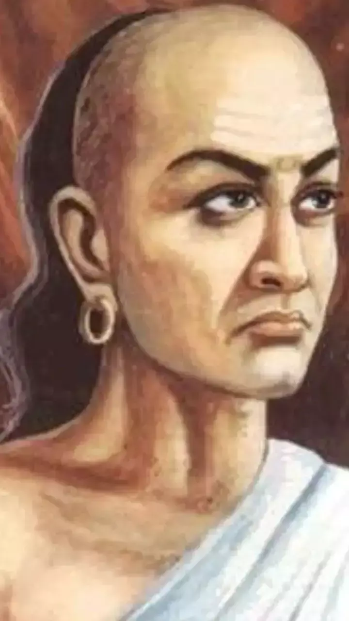 Chanakya Niti: इनसे नजदीकी बन सकती है जीवन की सबसे बड़ी भूल, जानिए क्या कहती है चाणक्य नीति