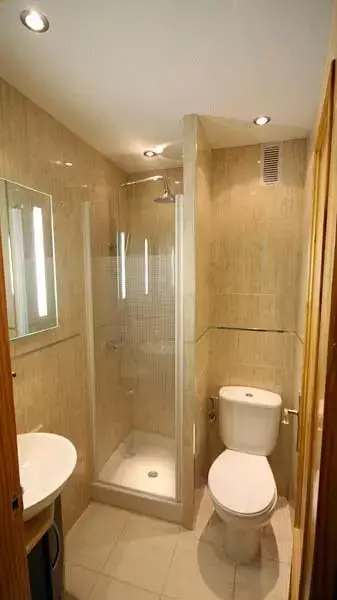 Bathroom Vastu Tips In Hindi: घर में अटैच्ड बाथरूम है तो इन बातों का रखें ध्यान!