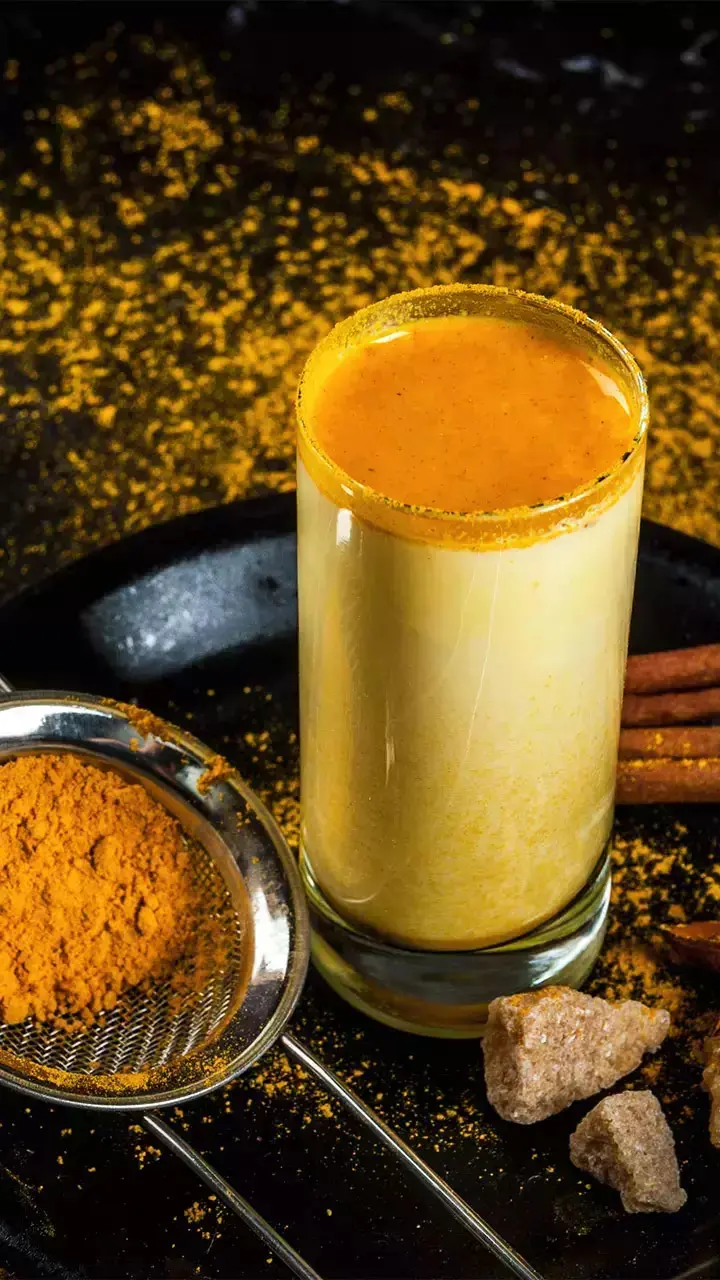 Haldi Wale Doodh Ke Fayde: रात को सोने से पहले पिएं ये देसी अमृत, मिलेंगे जबरदस्त फायदे