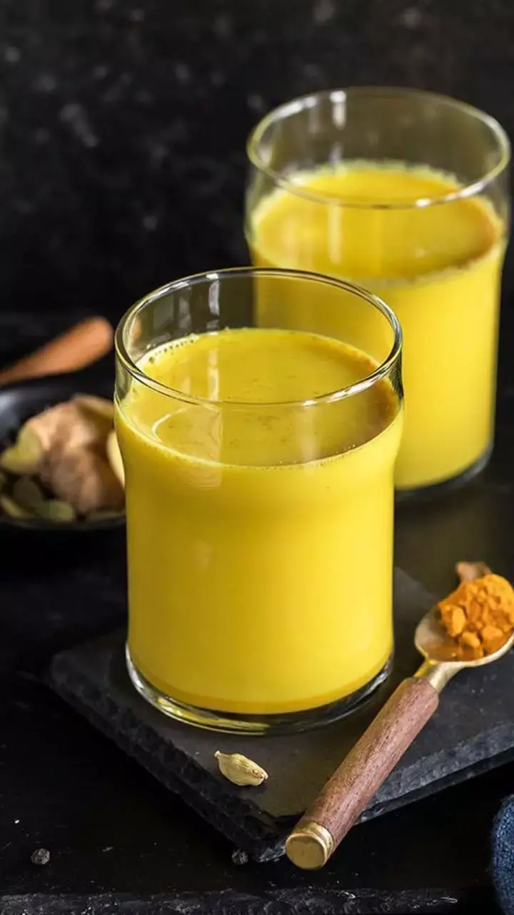Haldi Wale Doodh Ke Fayde: रात को सोने से पहले पिएं ये देसी अमृत, मिलेंगे जबरदस्त फायदे