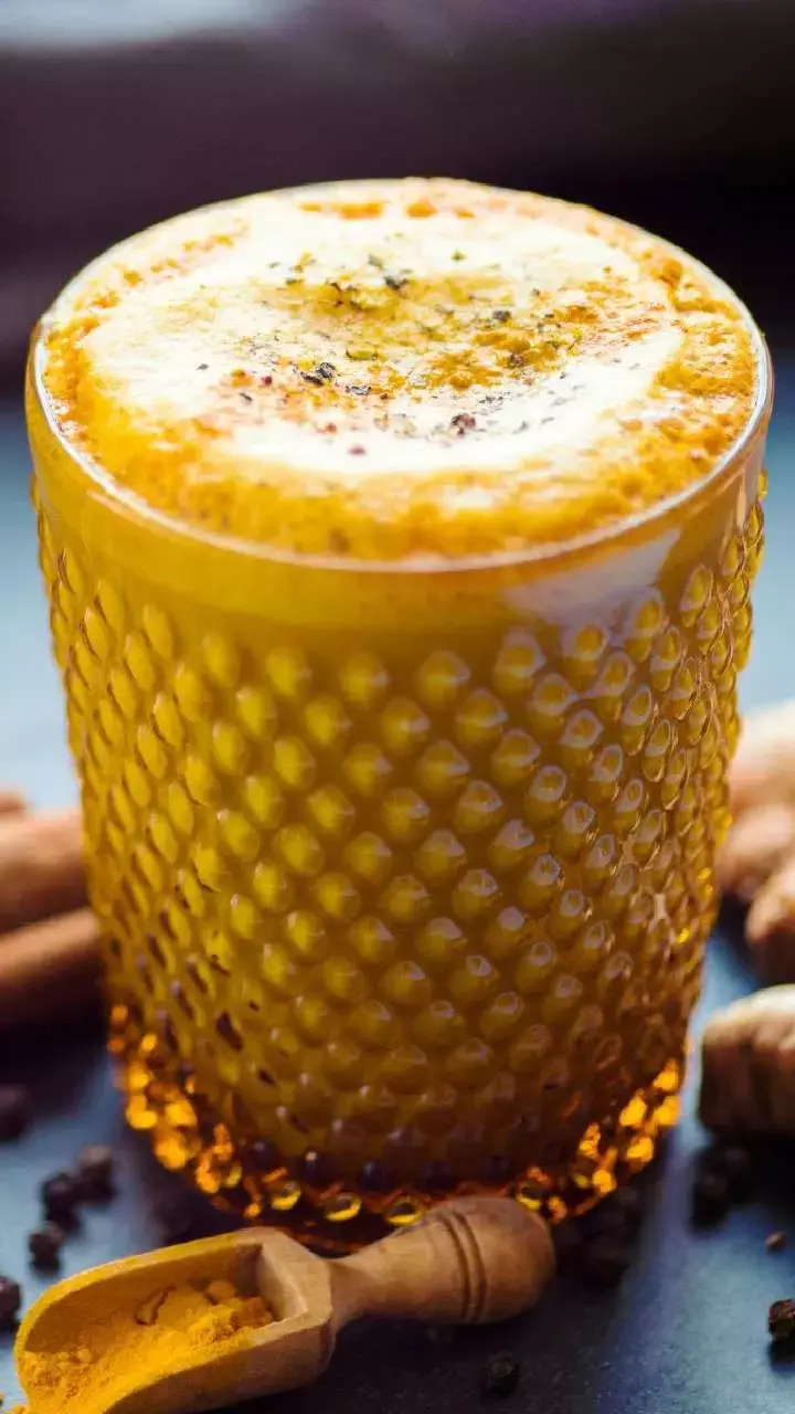 Haldi Wale Doodh Ke Fayde: रात को सोने से पहले पिएं ये देसी अमृत, मिलेंगे जबरदस्त फायदे