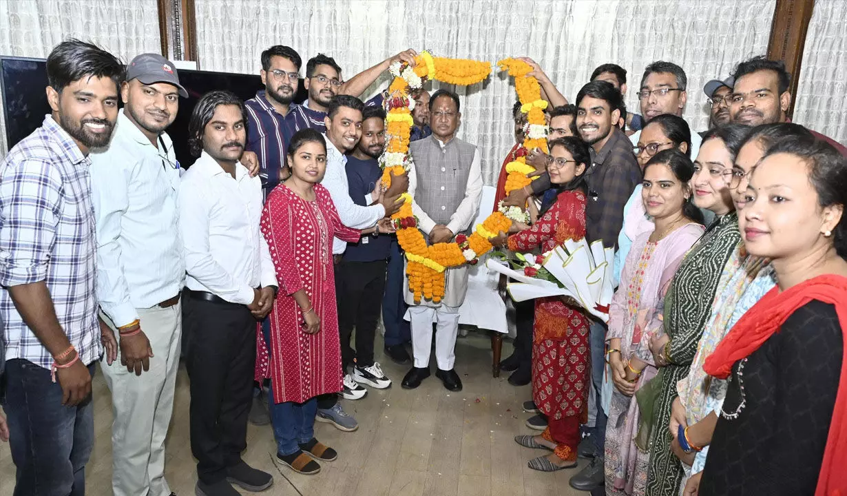 CG Teachers: बीएड शिक्षकों से सीएम विष्णुदेव साय बोले-सरकार ने शिक्षकों की चिंता पहले दिन से की थी...