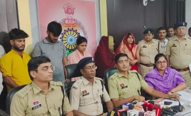 Bilaspur News: सोने का रेट एक लाख पार, ठगों की नजर सोने पर, 3 महिला समेत 5 गिरफ्तार... Bilaspur News: सोने का रेट एक लाख पार, ठगों की नजर सोने पर, 3 महिला समेत 5 गिरफ्तार...