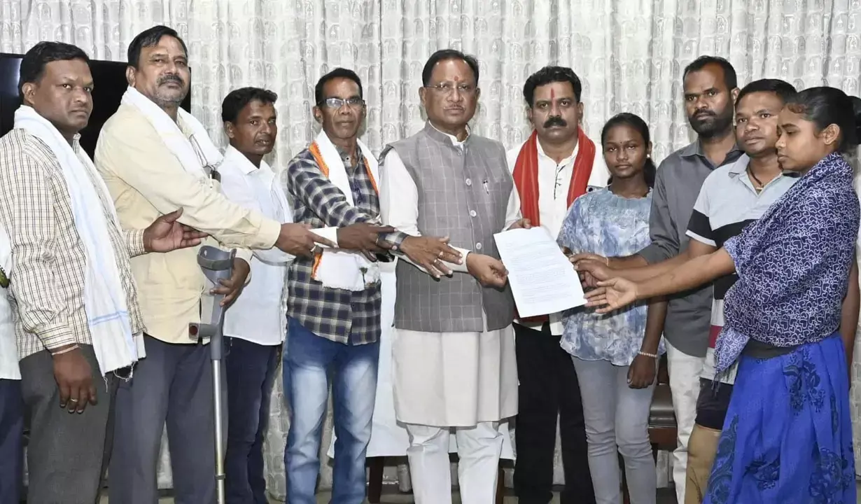 नक्सल ऑपरेशन को न रोका जाए, बस्तर के नक्सल पीड़ितों ने राज्यपाल और CM साय से की मुलाकात, अभियान को मजबूती से आगे बढ़ाने का किया अनुरोध...