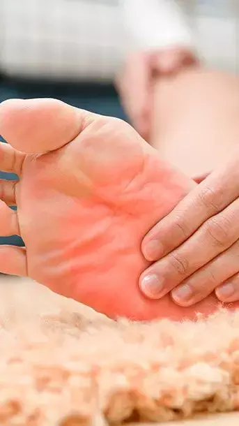 Pair Ke Talve Mein Jalan: गर्मियों में पैरों के तलवों में जलन क्यों होती है?