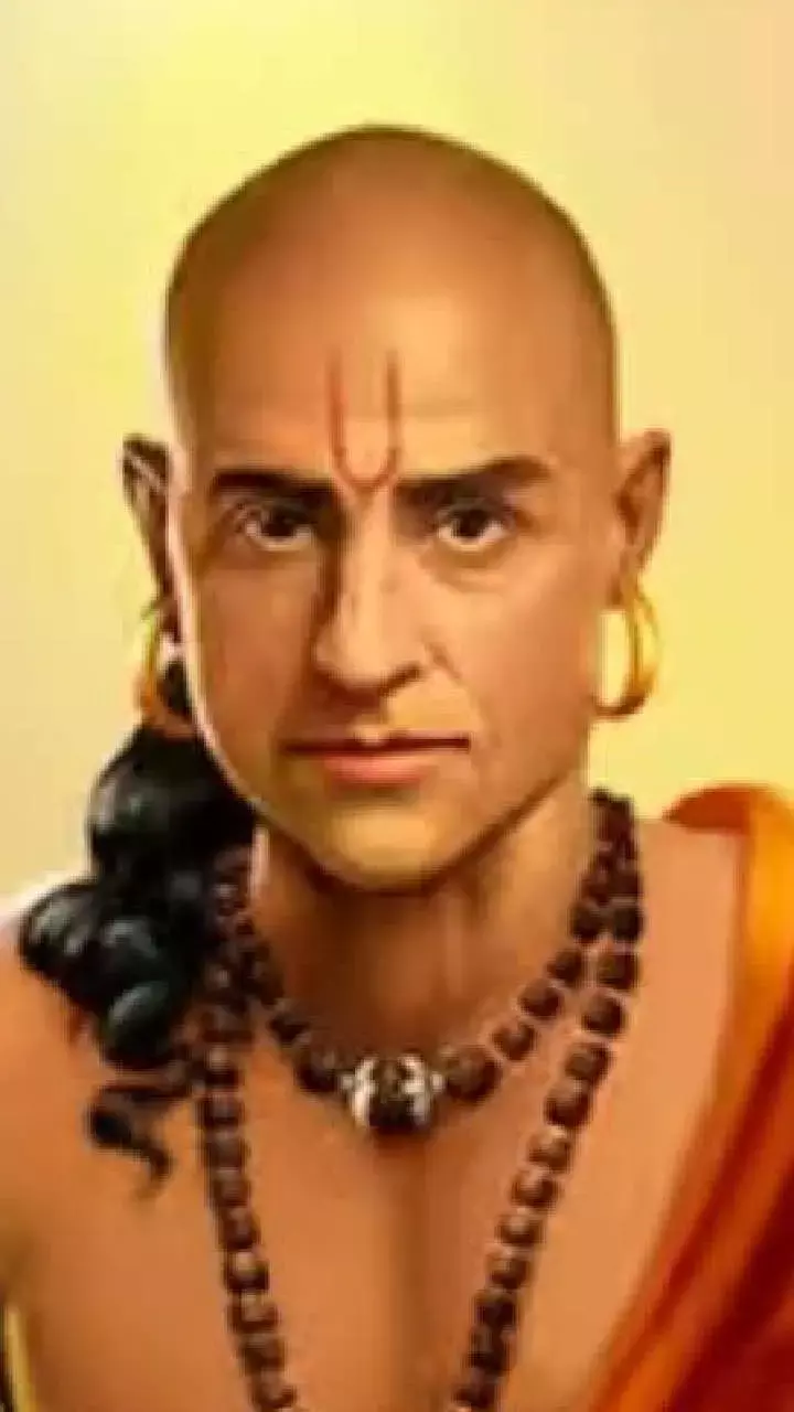 Chanakya Niti: जिससे हो दुश्मनी, उसी से काम निकालना है? चाणक्य की ये नीति पढ़िए जरूर
