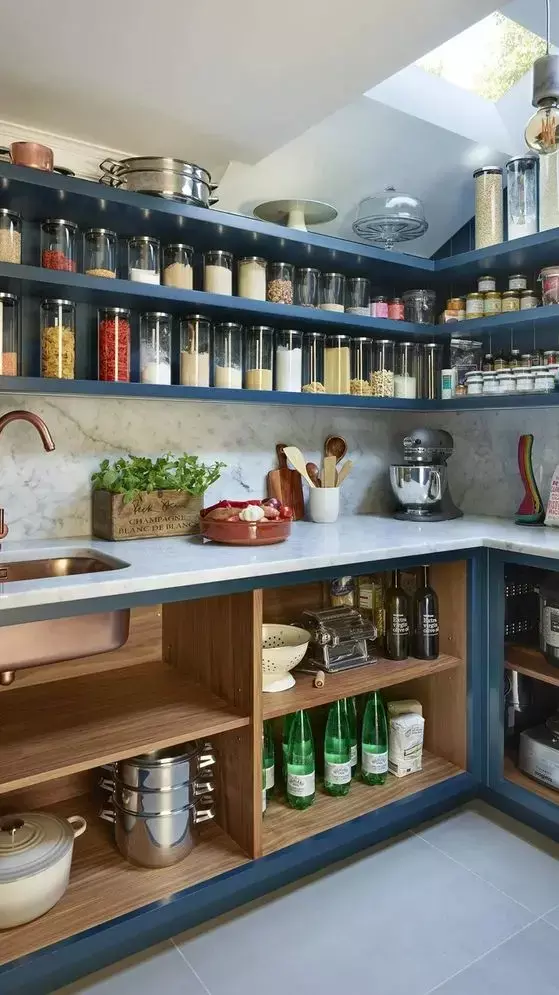 Vastu Tips for Kitchen: किचन में कभी खत्म न होने दें ये चीजें, वरना पैसों की हो जाती है कमी