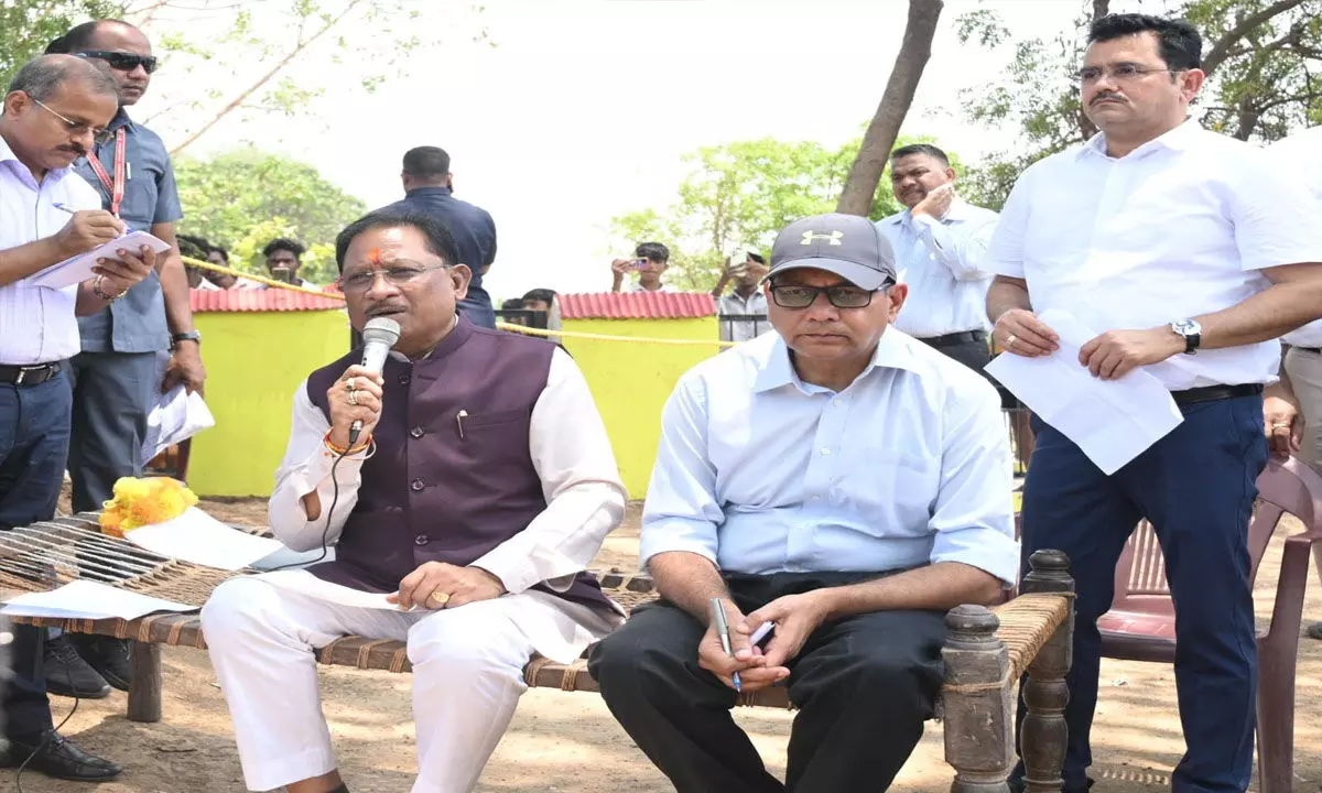 Chhattisgarh News: Photo देखें, पीपल के पेड़ के नीचे लगी मुख्यमंत्री की चौपाल, खाट में बैठकर ग्रामीणों से कर रहे बातचीत...