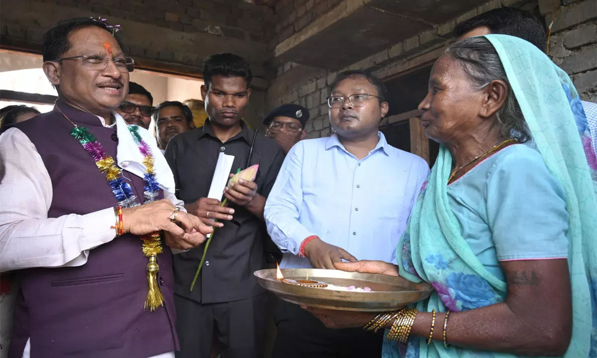 Vishnudeo sai Sushasan Tihar: जब मुख्यमंत्री विष्णुदेव साय पहुंचे प्रधानमंत्री आवास योजना की हितग्राही सोनाई बाई के घर, शासकीय योजनाओं के क्रियान्वयन का लिया जायजा Vishnudeo sai Sushasan Tihar: जब मुख्यमंत्री विष्णुदेव साय पहुंचे प्रधानमंत्री आवास योजना की हितग्राही सोनाई बाई के घर, शासकीय योजनाओं के क्रियान्वयन का लिया जायजा
