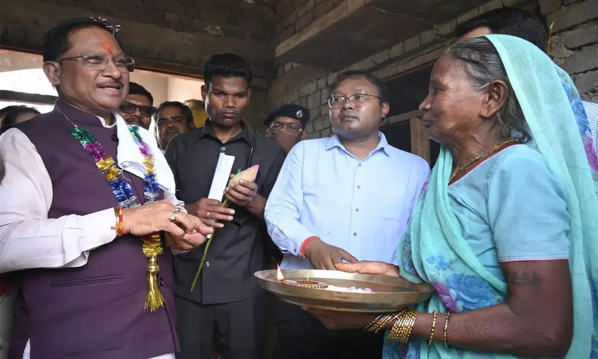 Vishnudeo sai Sushasan Tihar: जब मुख्यमंत्री विष्णुदेव साय पहुंचे प्रधानमंत्री आवास योजना की हितग्राही सोनाई बाई के घर, शासकीय योजनाओं के क्रियान्वयन का लिया जायजा Vishnudeo sai Sushasan Tihar: जब मुख्यमंत्री विष्णुदेव साय पहुंचे प्रधानमंत्री आवास योजना की हितग्राही सोनाई बाई के घर, शासकीय योजनाओं के क्रियान्वयन का लिया जायजा