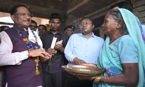 Vishnudeo sai Sushasan Tihar: जब मुख्यमंत्री विष्णुदेव साय पहुंचे प्रधानमंत्री आवास योजना की हितग्राही सोनाई बाई के घर, शासकीय योजनाओं के क्रियान्वयन का लिया जायजा