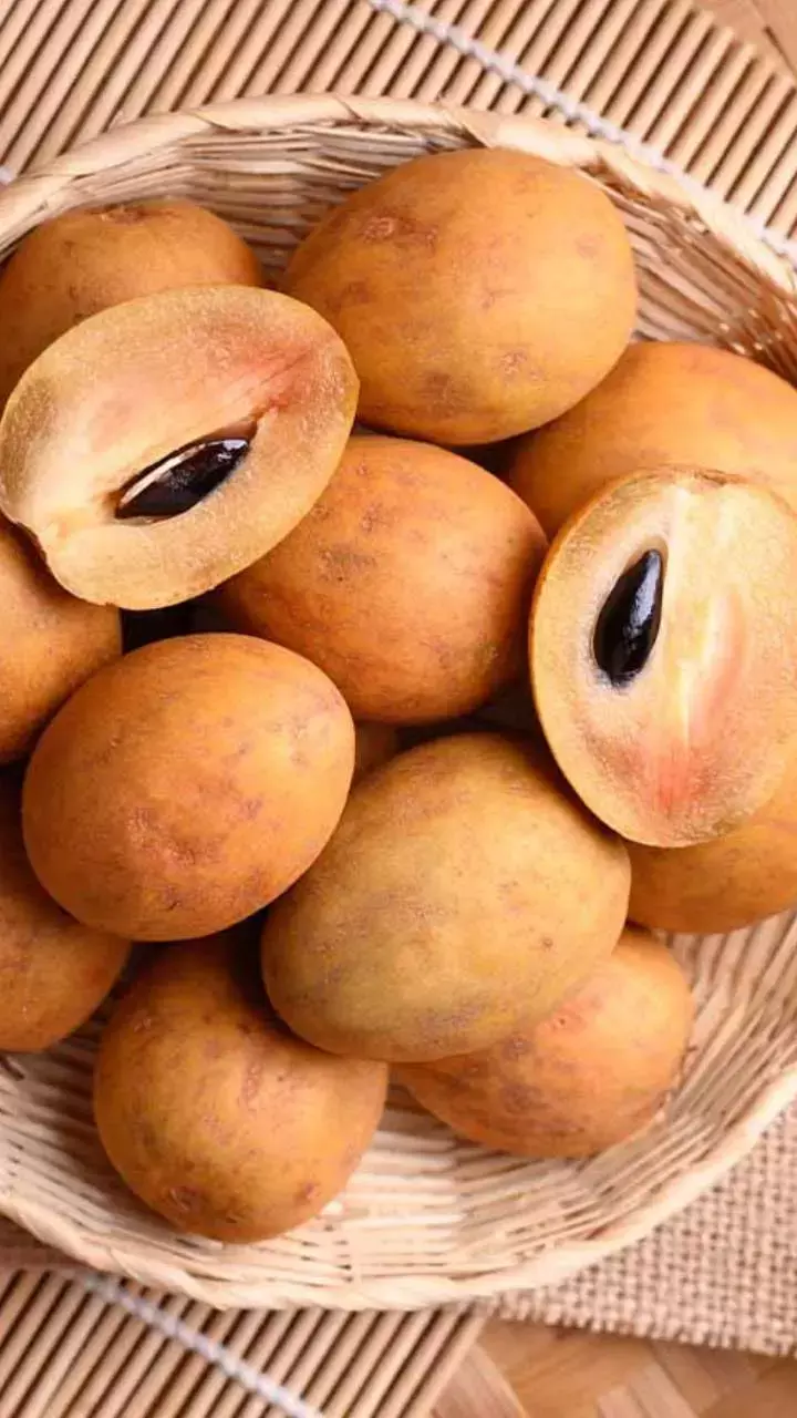 Chiku Khane Ke Fayde: एक फल, कई कमाल, चर्बी भी घटाए, सेहत भी बढ़ाए