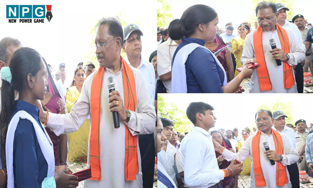 CG Sushasan Tihar: मध्यप्रदेश की सीमा से लगे इस गांव में उतरा CM का हेलीकॉप्टर, बैगा समुदाय की टॉपर बिटिया से मिले मुख्यमंत्री, किया सम्मानित...