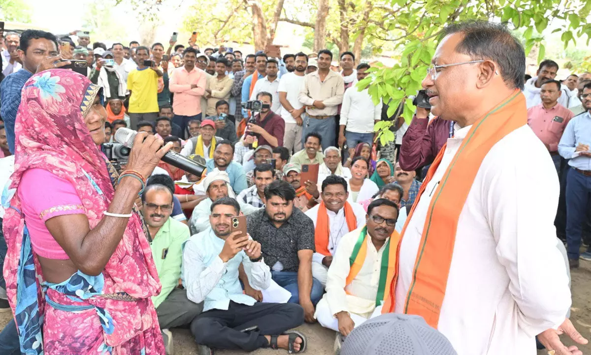 Mahtari Vandana Yojana: अच्छी खबर, अब इन्हें भी जल्द मिलेगा महतारी वंदन योजना का लाभ... CM विष्णुदेव ने महुआ पेड़ की छांव में लगाईं चौपाल Mahtari Vandana Yojana: अच्छी खबर, अब इन्हें भी जल्द मिलेगा महतारी वंदन योजना का लाभ... CM विष्णुदेव ने महुआ पेड़ की छांव में लगाईं चौपाल