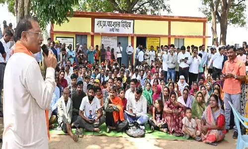 Sushasan Tihaar: मुख्यमंत्री विष्णुदेव साय का छिंदिया गांव में आकस्मिक दौरा, सुशासन तिहार के तहत चौपाल लगाकर ग्रामीणों से किया सीधा संवाद