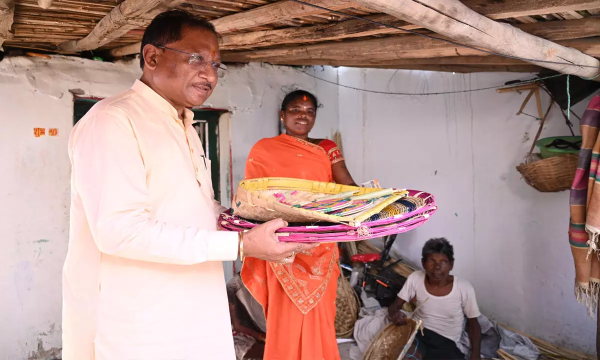 मुख्यमंत्री विष्णु देव साय ने परिवार में शादी के लिए कुलेश्वरी कमार से खरीदा पर्रा, धुकना और सुपा मुख्यमंत्री विष्णु देव साय ने परिवार में शादी के लिए कुलेश्वरी कमार से खरीदा पर्रा, धुकना और सुपा