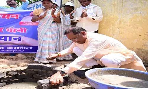 CM Vishnudeo sai: मुख्यमंत्री विष्णुदेव बने राजमिस्त्री, सोखता गड्ढे के लिए की ईंट जोड़ाई...