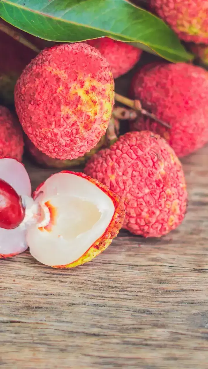 Litchi Khane Ke Fayde: गर्मियों का सुपरफ्रूट, जानिए लीची खाने के जबरदस्त फायदे