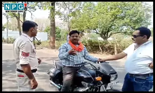 Manendragarh News: बिना हेलमेट पकड़े गए भाजपा पार्षद, पुलिस ने पकड़ा तो दिखाने लगा धौंस, वीडियो वायरल...