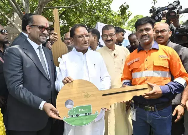 CM विष्णु देव साय ने देश के पहले हाइड्रोजन फ्यूल ट्रक को दिखाई हरी झंडी...हरित ऊर्जा को बढ़ावा देने की दिशा में ऐतिहासिक पहल