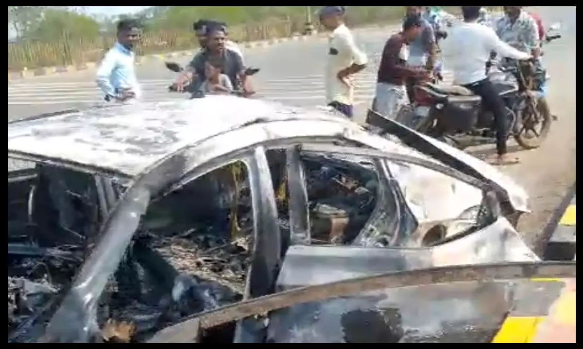 Raipur News: कार में जिंदा जला युवक, तीन लोग थे सवार, टक्कर के बाद लगी आग