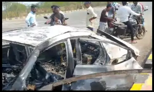 Raipur News: कार में जिंदा जला युवक, तीन लोग थे सवार, टक्कर के बाद लगी आग