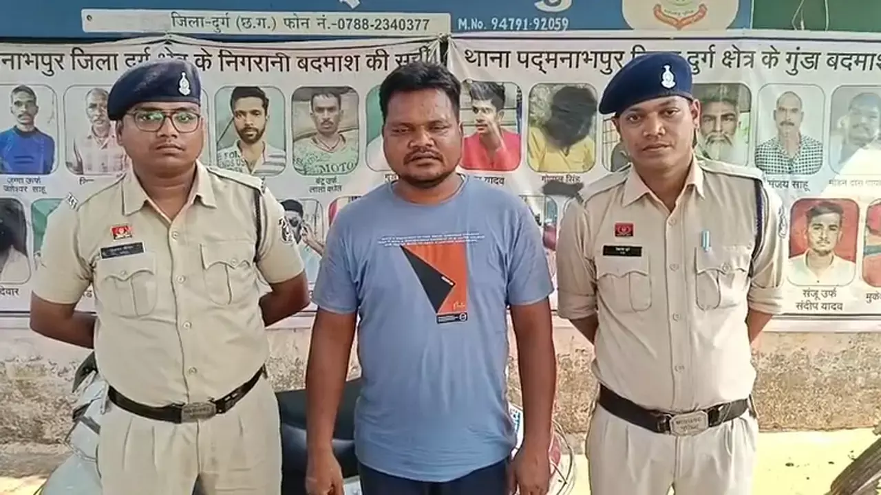 Durg news: छत्तीसगढ़ के जेल में एक्सटॉर्शन गिरोह: आनलाइन घुसखोरी करने वाला सरगना जेल प्रहरी गिरफ्तार